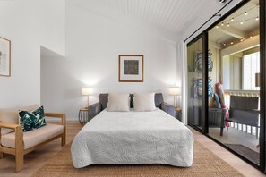 Tabla de planchar con plancha, wifi y ropa de cama 