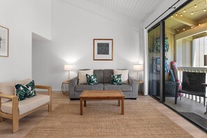 TV - Tropical Turtle Bay Condo,  Steps from Pool & Walking Distance to Beach (Kahuku)