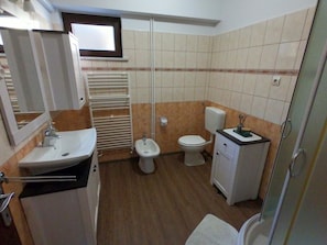 Douche, sèche-cheveux, serviettes fournies