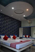 Deluxe Double Room, 1 King Bed | Desk, soundproofing, iron/ironing board, free WiFi