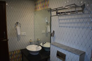 Chambre exécutive double, 1 très grand lit | Bureau, système d’insonorisation, fer et planche à repasser