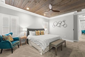 3 bedrooms, desk, iron/ironing board, free WiFi - Luxury Hyde Park 3BR Retreat ☀️ Shuffleboard & Soaking Tub 🌴 Family Friendly (Tampa)