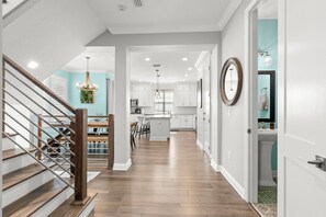 Interior - Luxury Hyde Park 3BR Retreat ☀️ Shuffleboard & Soaking Tub 🌴 Family Friendly (Tampa)