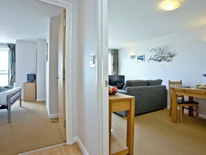 TV - Comfort and luxury in a sea front location with panoramic sea views. (Paignton)