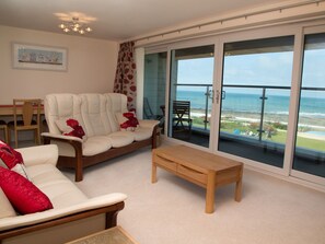 Living area - Apartment 5 Latitude 51 Westward Ho! (Westward Ho!)