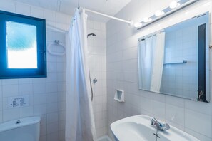 Bathtub, towels - Beautiful Holiday Home in Residential Complex with Pool, Wi-Fi, Terrace and Lawn (Binisafua)