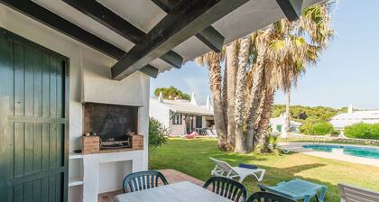 Viihtyisä loma-asunto asuinrakennuksessa, jossa uima-allas, wifi, terassi ja puutarha; Pysäköinti saatavilla