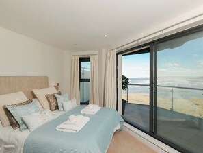 2 bedrooms, free WiFi, wheelchair access - A breathtaking apartment in a unique position. (Westward Ho!)