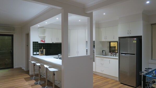 Kühlschrank, Mikrowelle, Ofen, Geschirrspüler