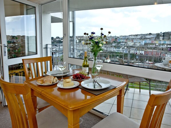 Dining - 1 bedroom accommodation in Brixham (Brixham)
