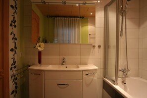 Haartrockner, Handtücher, Seife, Toilettenpapier