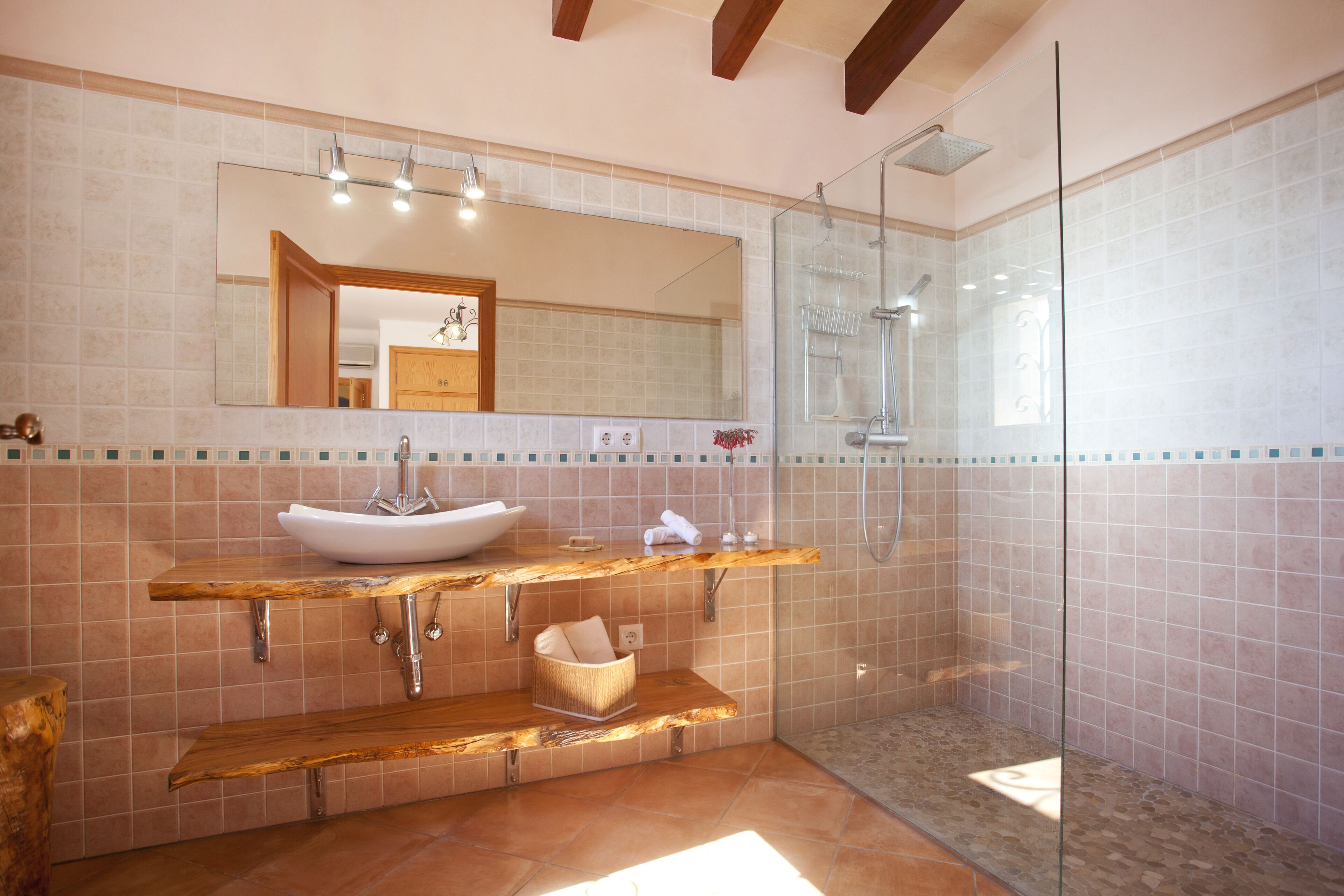 Combined shower/tub, hair dryer, bidet, towels
