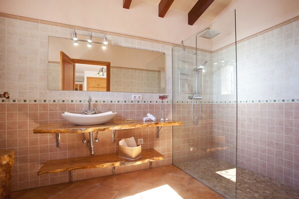 Ensemble douche/baignoire, sèche-cheveux, bidet, serviettes fournies