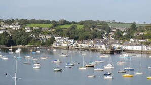 A harbor with numerous boats and houses in the background. - 1 bedroom accommodation in Falmouth (Falmouth)