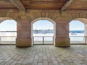 المنطقة المحيطة بالمنشأة