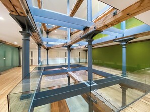 المنشأة من الداخل