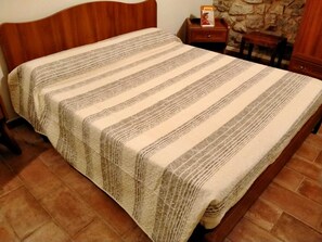 3 室のベッドルーム、WiFi (無料)、ベッドシーツ