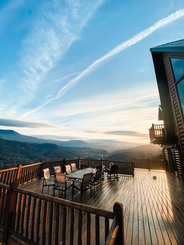 Outdoor dining - Experience Panoramic Views of the Smokies • December 2025 dates still available! (Gatlinburg)