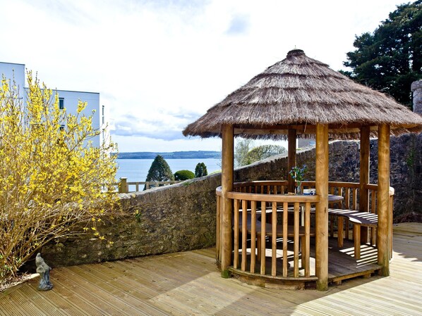 Outdoor dining - 3 bedroom accommodation in Torquay (Torquay)