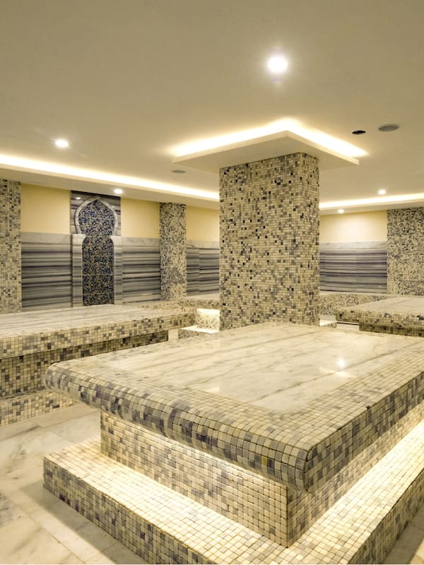 Een sauna, een bubbelbad, een stoombad, een Turks bad/hammam
