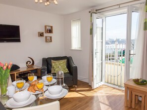 Living area - Exclusive accommodation perched over Newquay’s harbour. (Newquay)