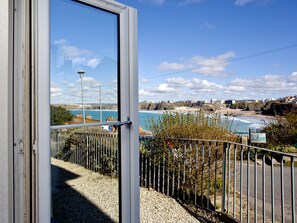 Interior - Exclusive accommodation perched over Newquay’s harbour. (Newquay)