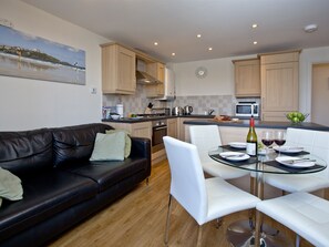 Dishwasher, high chair - Exclusive accommodation perched over Newquay’s harbour. (Newquay)