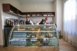 Full-sized fridge, stovetop, electric kettle, cookware/dishes/utensils - Tanuma Aram - Hotel Apartments (Tanomah)
