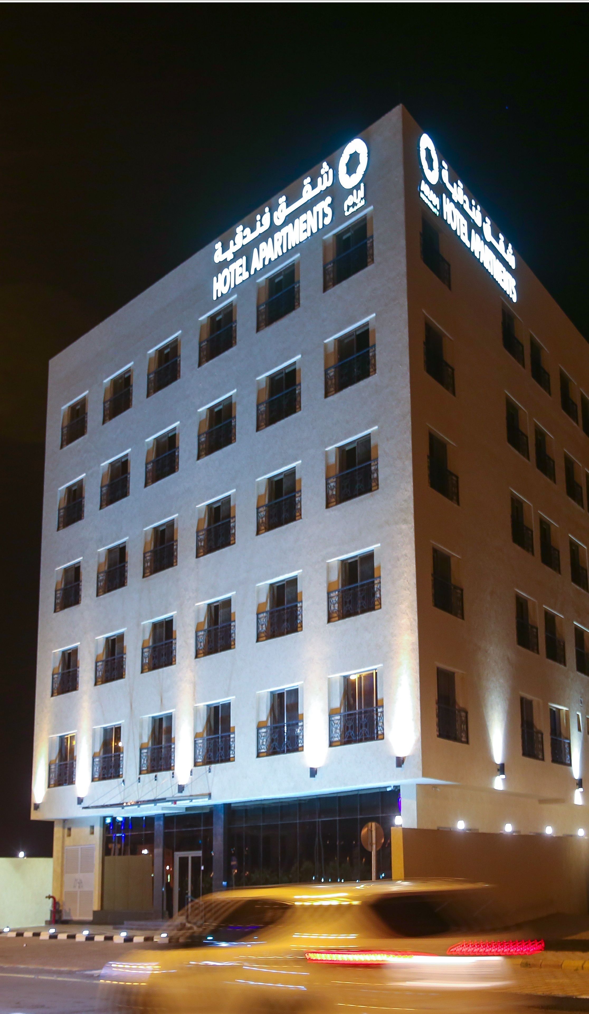 Vista frontal de la propiedad por la tarde o noche