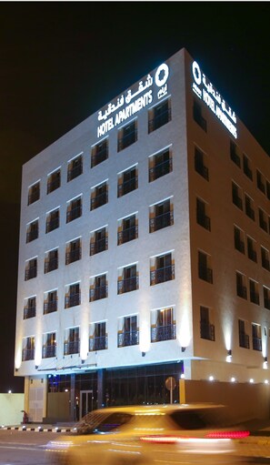 住宿正面 - 傍晚/夜晚