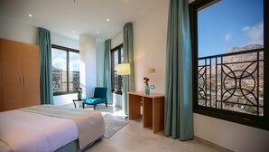 Superior Apartment, 2 Bedrooms | Peti besi dalam bilik, kalis bunyi, seterika/papan seterika 