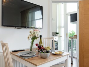 Dining - 1 bedroom accommodation in Torquay (Torquay)