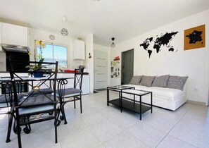 Fernseher, Kamin, DVD-Player
