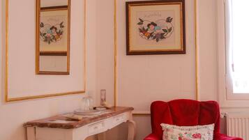 Dusch, gratis toalettartiklar, hårtork och tofflor