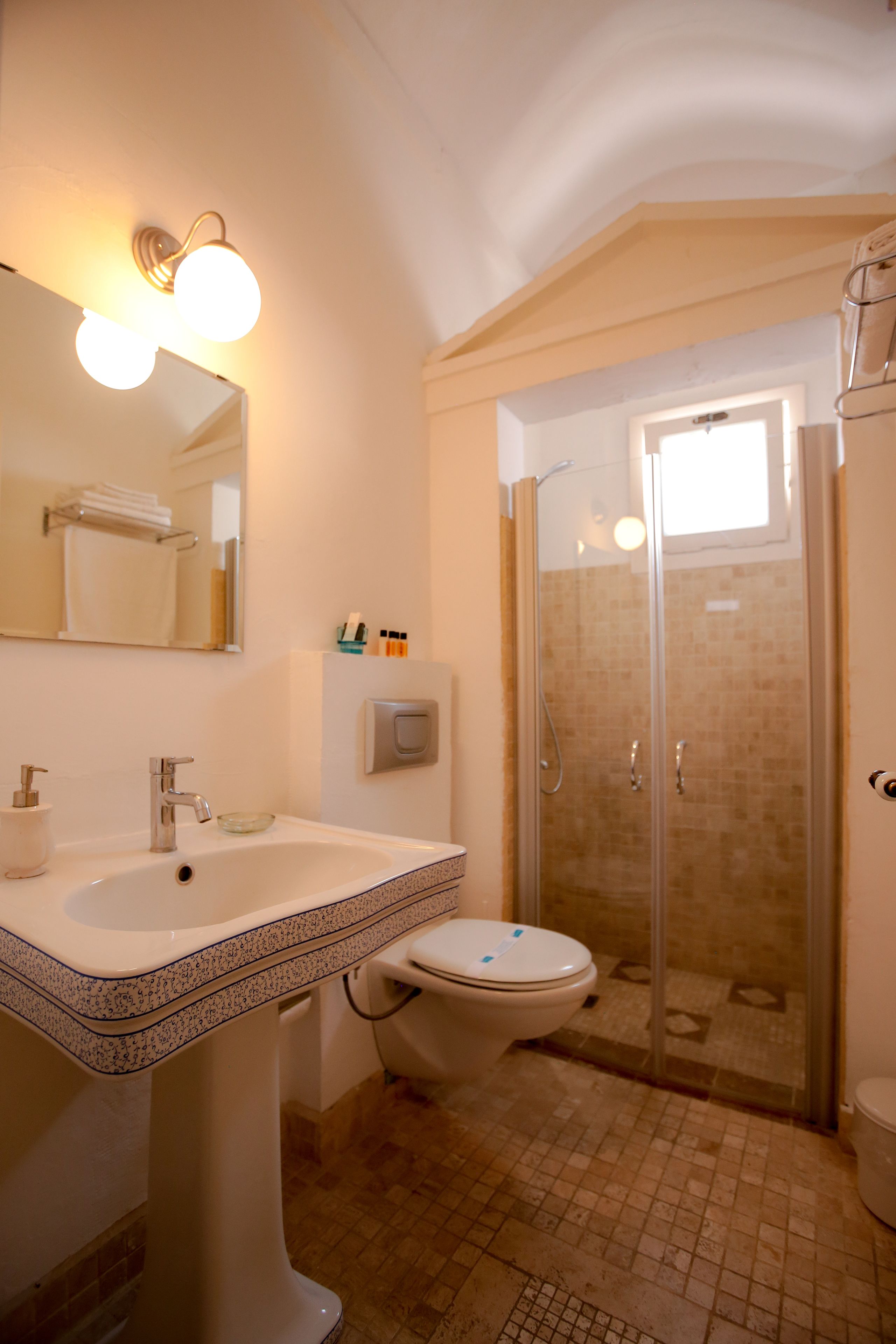 standard double room | bathroom | shower, free toiletries, hair dryer, slippers
