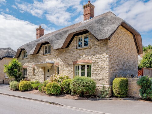 A charming yet contemporary thatched cottage close to Lulworth Cove.
