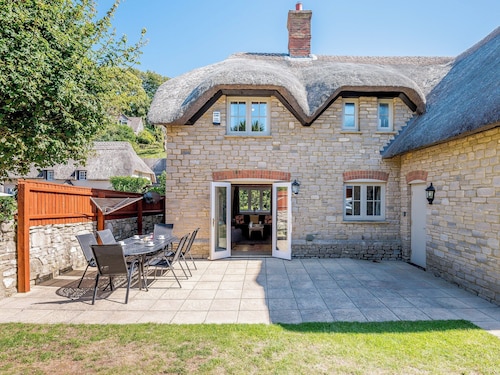 A charming yet contemporary thatched cottage close to Lulworth Cove.