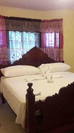 4 bedrooms, iron/ironing board, internet, bed sheets