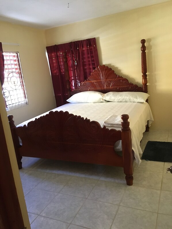 4 bedrooms, iron/ironing board, internet, bed sheets