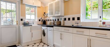 Lava-louças, cadeirão de bebê