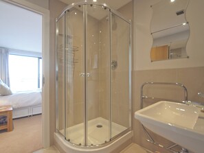 Bathroom - 3 bedroom accommodation in Westward Ho! (Westward Ho!)