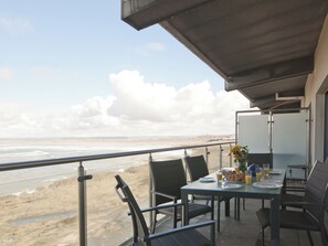 Outdoor dining - 3 bedroom accommodation in Westward Ho! (Westward Ho!)