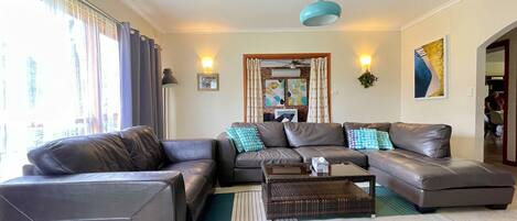 Una televisión de pantalla plana