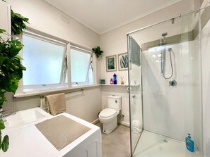 Douche, séchoir à cheveux, serviettes fournies, savon