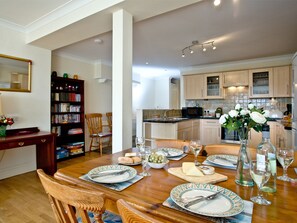 Dining - A spacious apartment overlooking Goodrington Park with sea views. (Paignton)