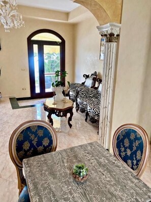 Lobby-Lounge