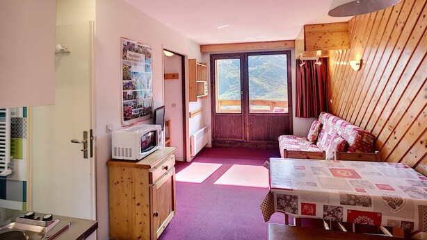 A compact room with a kitchenette, a dining area, and a bed. - 2-room apartment, 4 pers, ski-in/ski-out, wifi, pets allowed (Les Menuires)