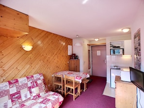 Cozy retreat with a seating area, kitchenette, and comfortable accommodations.