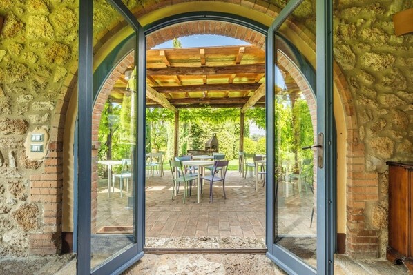 Outdoor dining - Family-Friendly country villa with swimming pool near Montepulciano. A/C & Wi-Fi (Sant'Albino)