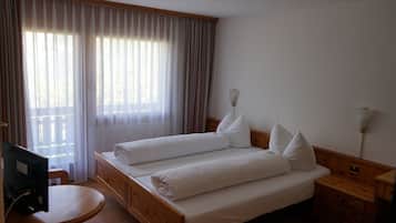 Skrifborð, myrkratjöld/-gardínur, vöggur/ungbarnarúm, aukarúm